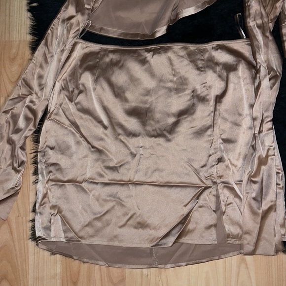 🥂🍾FASHION NOVA 2 PC SATIN CHAMPAGNE TIE IN FRONT SKIRT SET VERY SEXY - Picture 7 of 10